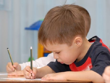 إن كيفية تعليم الطفل على الكتابة هي مشكلة لكثير من الآباء الصغار